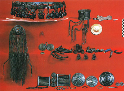 Grave No. 28. Location Sorigliano Valley (Tursi, Matera). Woman kit. Early Iron Age (early eighth century B.C. - Superintendence of Archaeological Heritage of Basilicata photographic archive) 